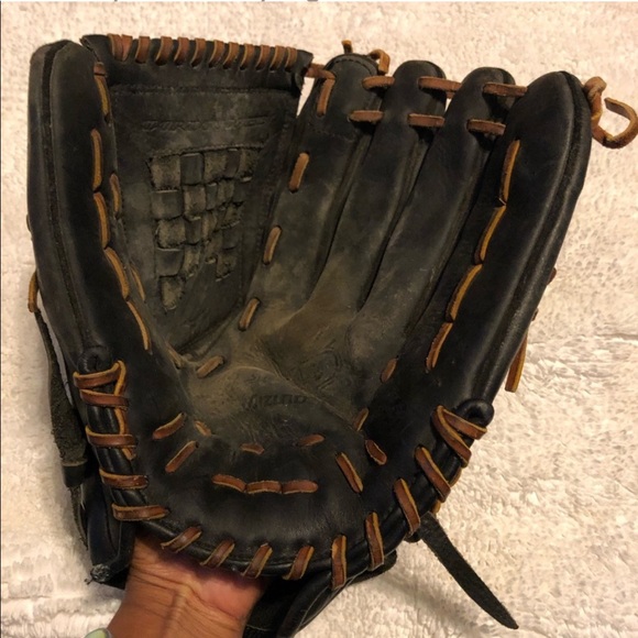 GUC - Adult Mizuno Glove - Picture 3 of 6